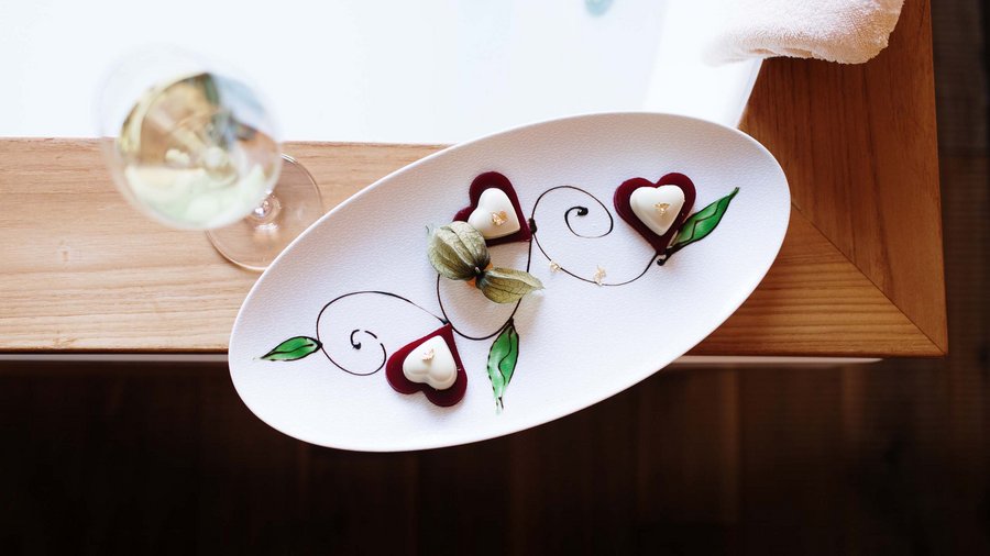 Excelsior: un hotel romantico in Alto Adige Dessert a forma di cuore artisticamente impiattato con un bicchiere di vino