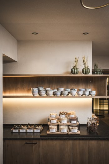 Le nostre novità 2024 Scaffale cucina con ciotole decorative e barattoli con noci e biscotti