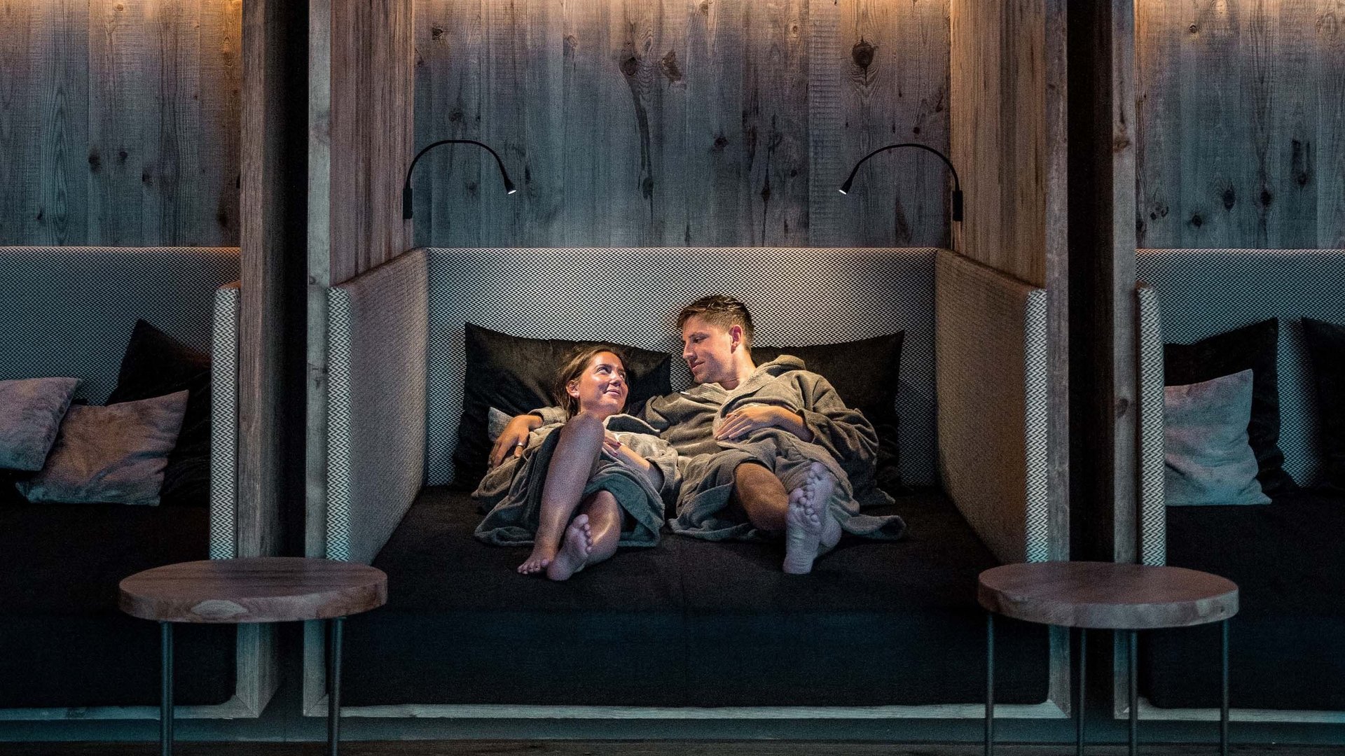 Hotel adults only in Alto Adige: l’Excelsior! Coppia rilassata insieme in area lounge moderna e accogliente in spa