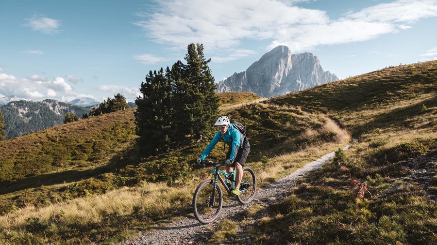Regione bike Ciclista su sentiero di montagna con montagne sullo sfondo
