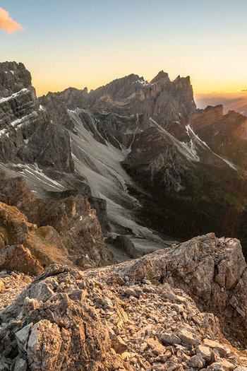 Il vostro sport hotel a San Vigilio di Marebbe Alba sulle montagne rocciose con tracce di neve nelle Alpi