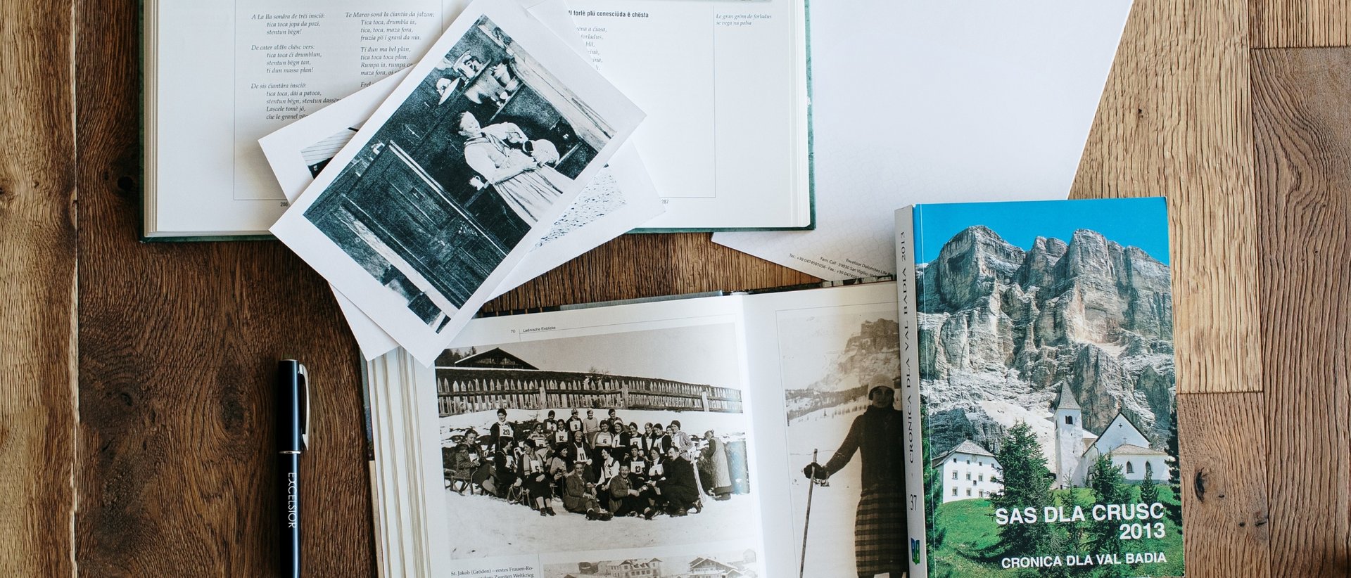#myexcelsior Sunday News 01.03.2026 Aufgeschlagene Bücher mit alten Fotos und ein Stift auf Holztisch