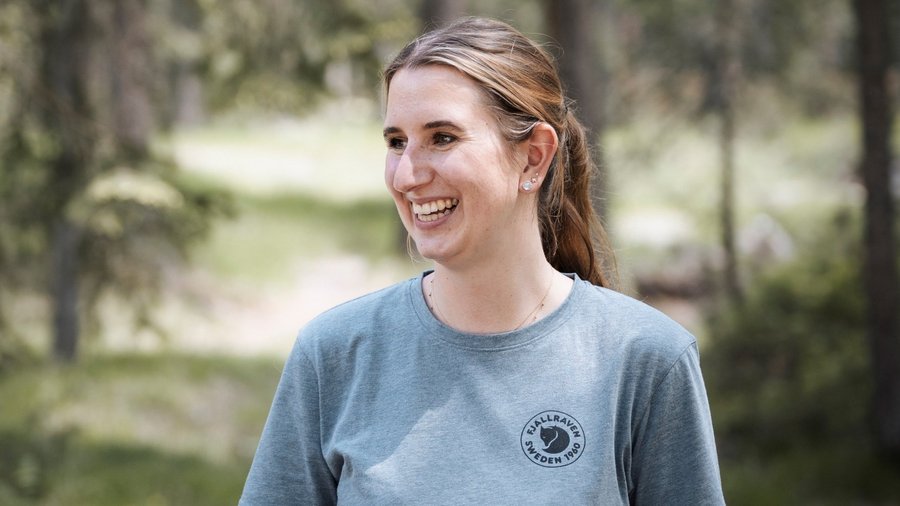 A San Vigilio di Marebbe: un hotel da sogno Donna sorridente con maglietta grigia Fjällräven in un bosco