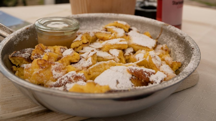 Plan de Corones, in Alto Adige: attività e highlight Kaiserschmarrn con zucchero a velo e composta di mele su un tavolo in montagna