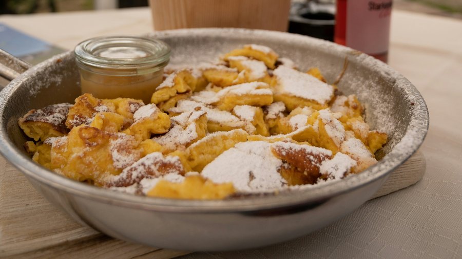 Kronplatz, Südtirol – Aktivitäten & Highlights Kaiserschmarrn mit Puderzucker und Apfelmus auf einem Tisch in den Bergen