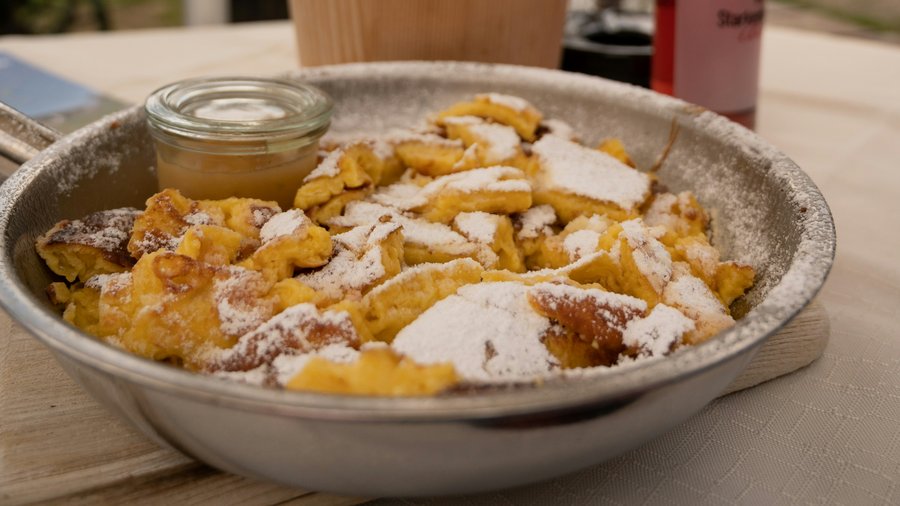 Kronplatz, Südtirol – Aktivitäten & Highlights Kaiserschmarrn mit Puderzucker und Apfelmus auf einem Tisch in den Bergen