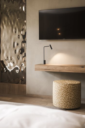 Le nostre novità 2024 Camera da letto moderna con TV, pouf e illuminazione elegante