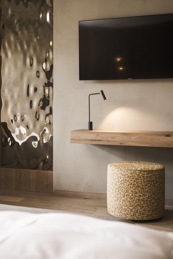 Le nostre novità 2024 Camera da letto moderna con TV, pouf e illuminazione elegante