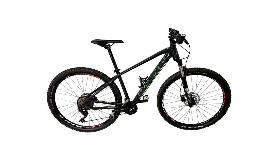 Bike-Verleih Schwarzes Mountainbike mit dicken Reifen vor weißem Hintergrund