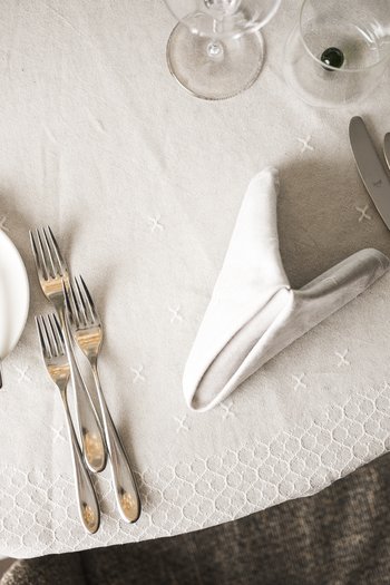 Le nostre novità 2024 Tavola apparecchiata con coltello, forchette e tovagliolo piegato
