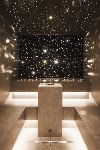 Le nostre novità 2024 Sauna moderna con illuminazione a cielo stellato e panche in pietra