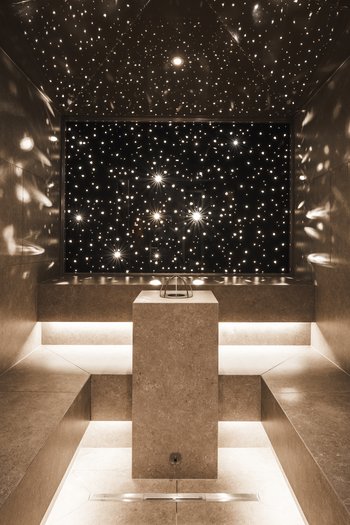 Hotel con infinity pool in Alto Adige: l’Excelsior Sauna moderna con illuminazione a cielo stellato e panche in pietra