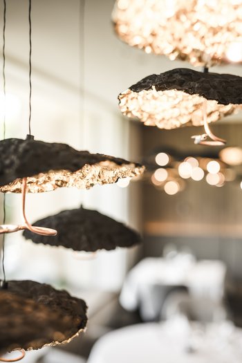 Le nostre novità 2024 Illuminazione moderna in un elegante ristorante