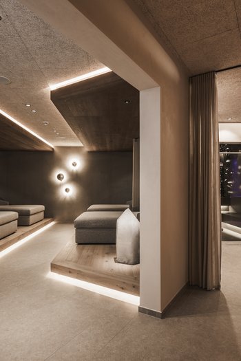 Hotel in den Dolomiten für adults only Moderner Spa Ruhebereich mit Liegen und Sanitäranlagen