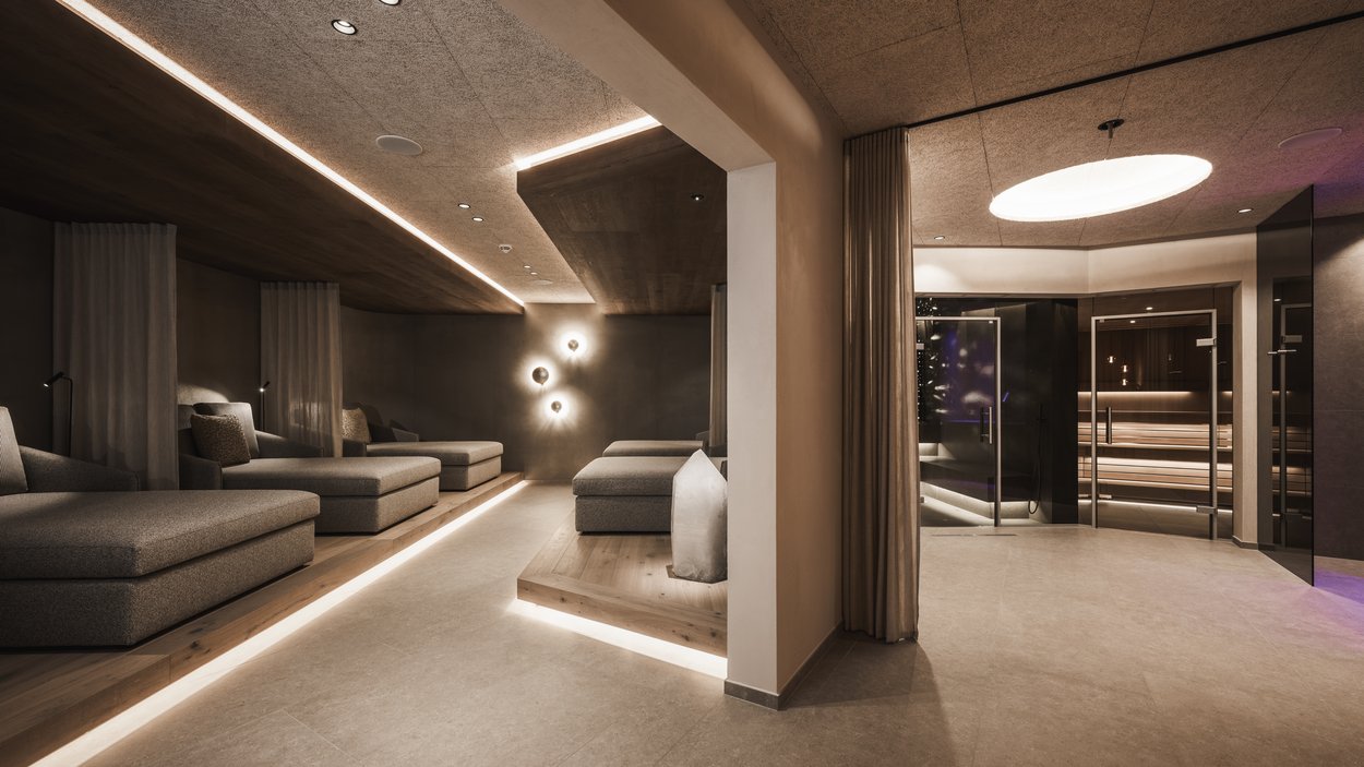 Le nostre novità 2024 Area relax spa moderna con lettini e servizi igienici