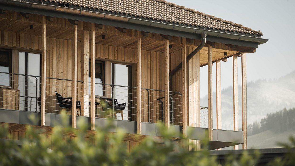 #myexcelsior Sunday News 01.03.2026 Holzhaus mit Balkon und Winterlandschaft im Hintergrund