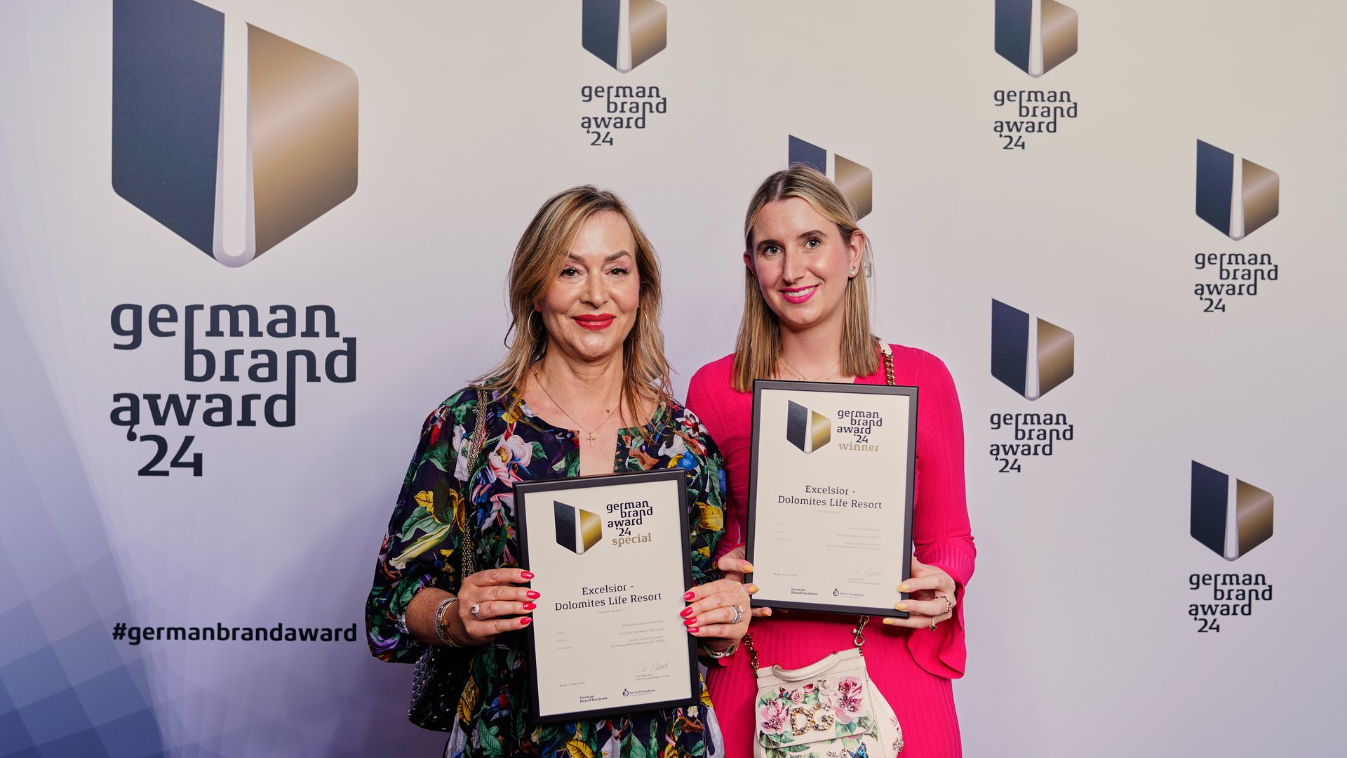 Due donne mostrano i certificati al German Brand Award 2024