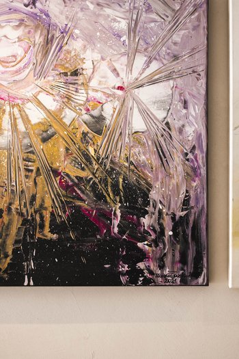 Kunst im Designhotel in Südtirol Zwei abstrakte Gemälde an einer Wand mit lebendigen Farben und Mustern