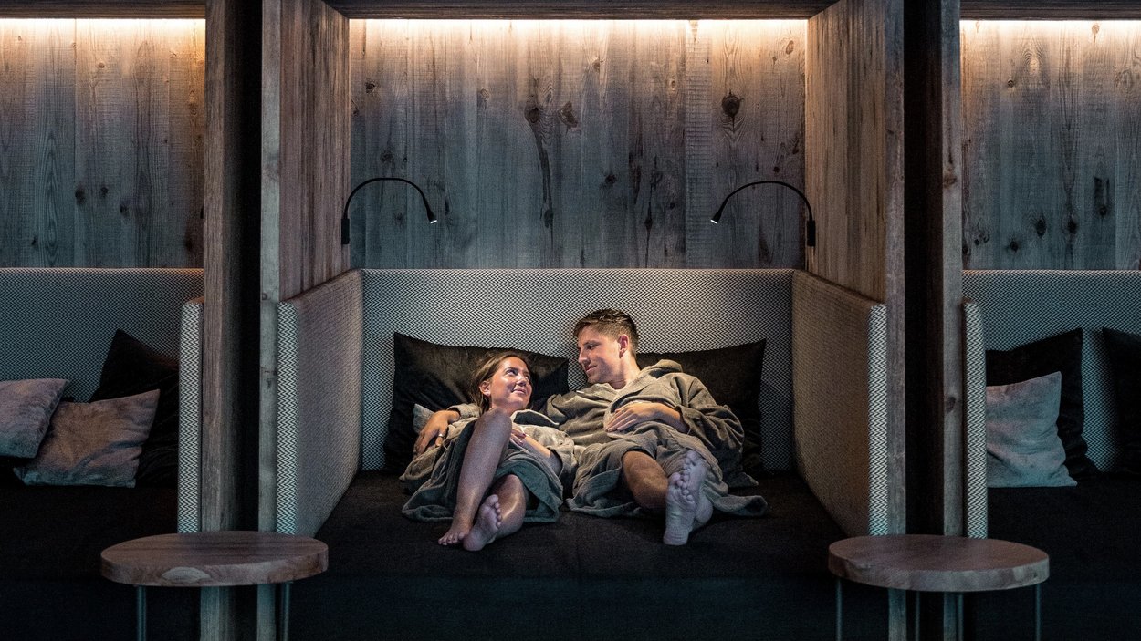 #myexcelsior Sunday News 09.02.2025 Paar entspannt in einer gemütlichen Holzkabine mit indirekter Beleuchtung