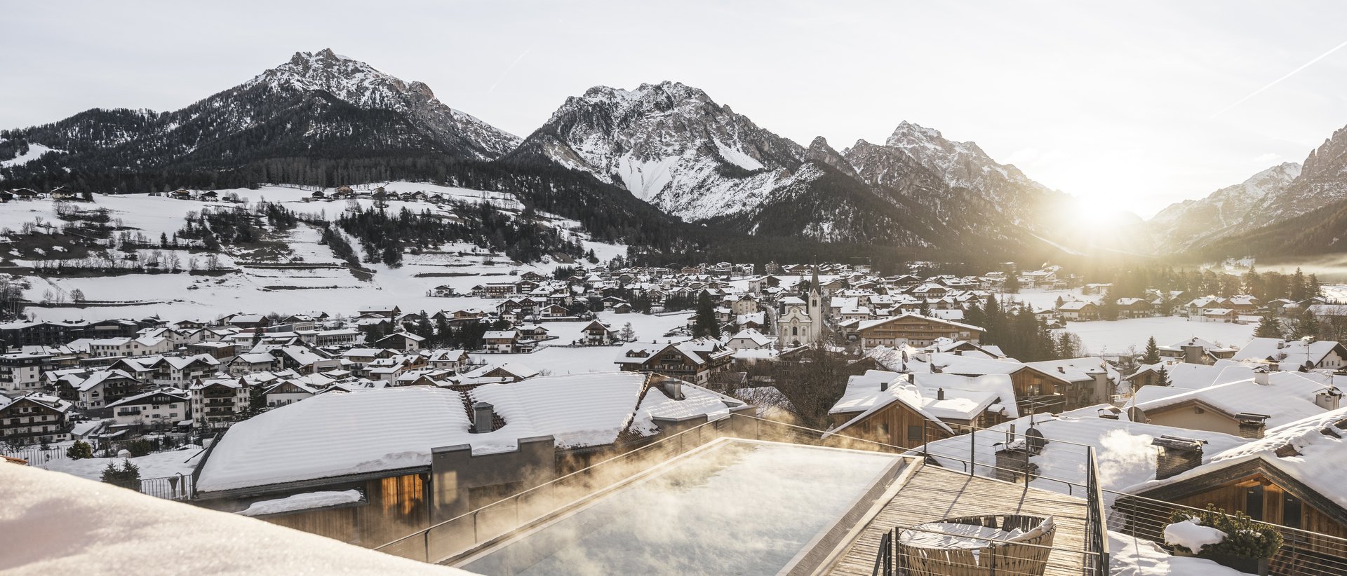 #myexcelsior Sunday News 09.02.2025 Sonnenaufgang über verschneitem Bergdorf mit beheiztem Außenpool