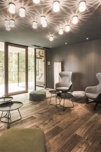 Hotel con infinity pool in Alto Adige: l’Excelsior Area lounge moderna e accogliente con poltrone, tavolini e vista sul verde