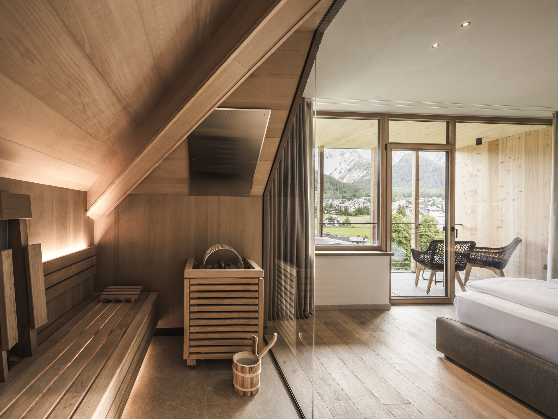 kurzurlaub-suedtirol Moderner Saunabereich neben Schlafzimmer mit Balkon und Bergblick