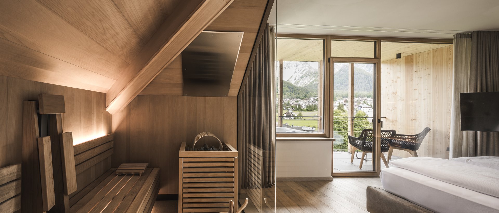 #myexcelsior Sunday News 28.06.2026 Moderner Saunabereich neben Schlafzimmer mit Balkon und Bergblick
