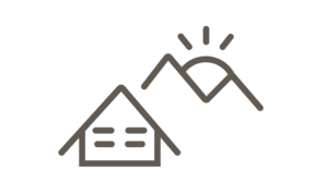 Excelsior: Wanderhotel in den Dolomiten Haus mit Bergen und Sonne im Hintergrund