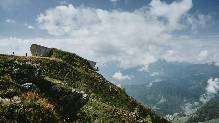Kronplatz, Südtirol – Aktivitäten & Highlights Berglandschaft mit moderner Aussichtsplattform und Wanderern unter bewölktem Himmel