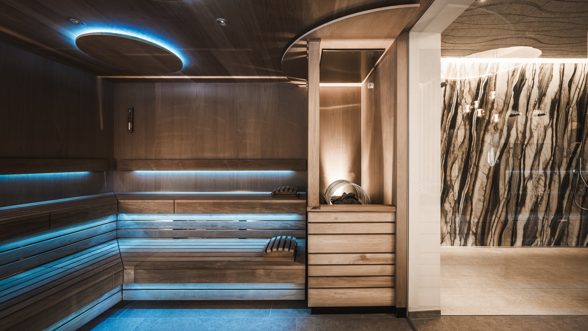 Excelsior: membro dei Belvita Leading Wellnesshotels Südtirol Sala sauna moderna con luci a LED blu e panche in legno