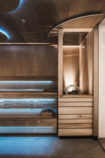 Le nostre novità 2024 Sala sauna moderna con luci a LED blu e panche in legno