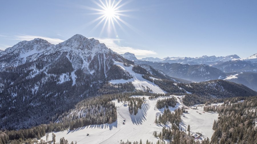 Hotel am Kronplatz direkt an der Piste Sonniger Wintertag in schneebedecktem Skigebiet in den Bergen