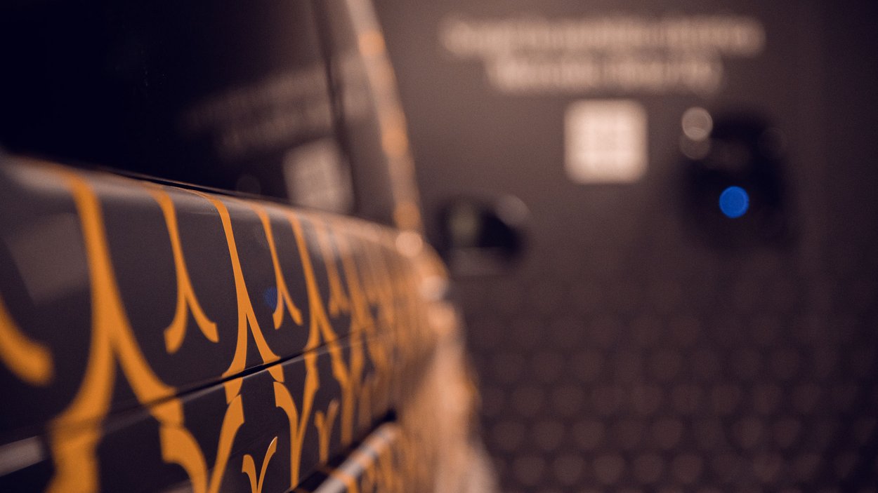 Sustainable hotels in South Tyrol? The Excelsior! Close-up of a car with golden pattern on black paint