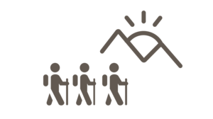 Excelsior: Wanderhotel in den Dolomiten Drei Wanderer mit Rucksäcken und Stöcken vor Bergen und Sonne