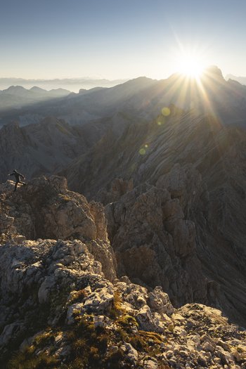 San Vigilio di Marebbe: escursioni per famiglie Alba sulle cime rocciose con escursionista su cresta montuosa