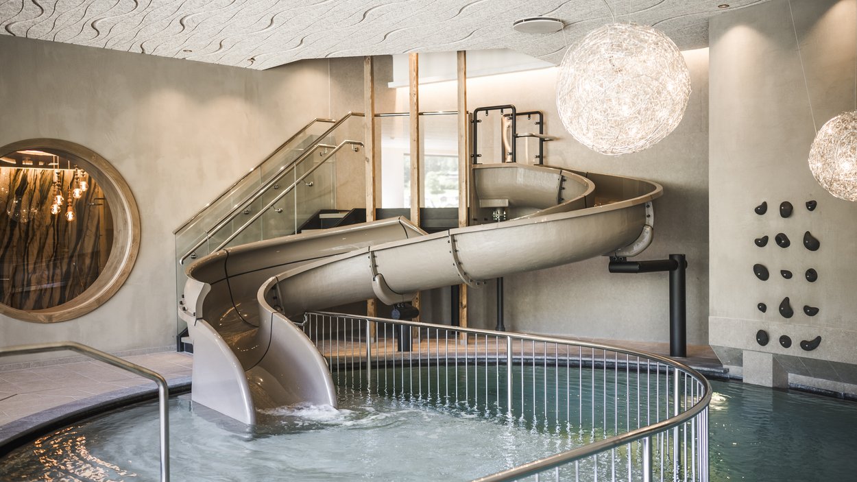 #myexcelsior Sunday News 16.03.2025 Moderne Innerrutsche mit Pool und stilvoller Beleuchtung