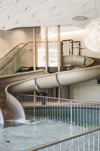 Hotel con infinity pool in Alto Adige: l’Excelsior Scivolo interno moderno con piscina e illuminazione elegante