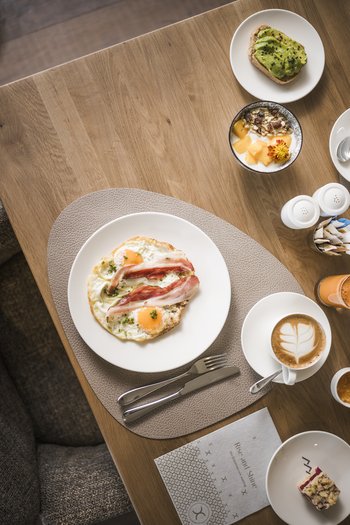 Le nostre novità 2024 Colazione con uova all'occhio di bue, pancetta, toast con avocado, caffè e yogurt