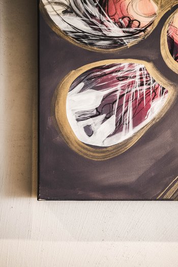 Kunst im Designhotel in Südtirol Teilansicht zweier abstrakter Gemälde an einer weißen Wand