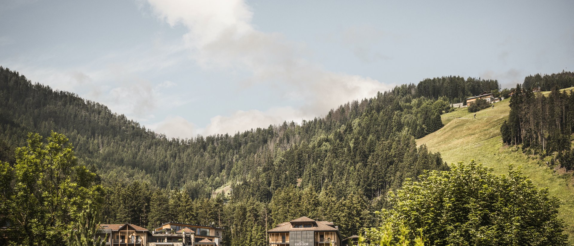 #myexcelsior Sunday News 09.02.2025 Hotel Excelsior circondato da foreste e colline sotto un cielo sereno