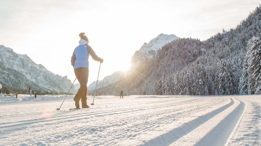 Il vostro sport hotel a San Vigilio di Marebbe Persona che scia di fondo in paesaggio innevato montano al sole