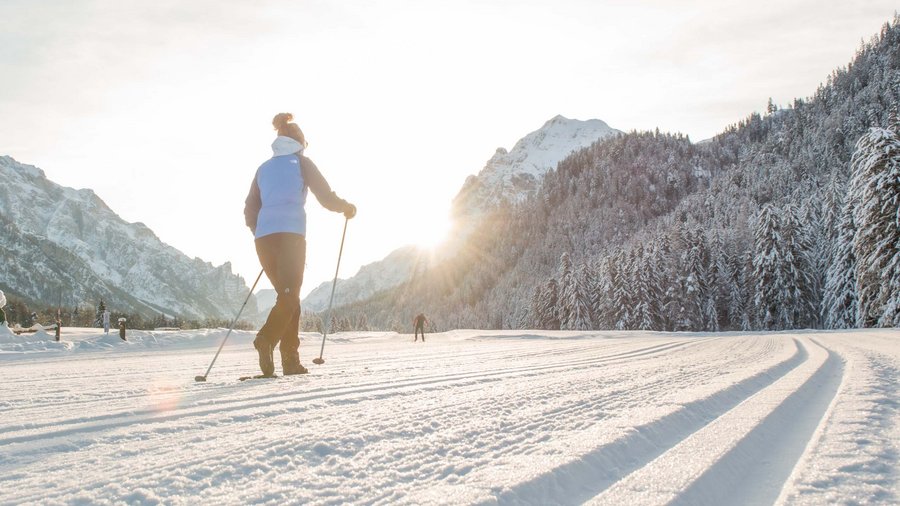 Il vostro sport hotel a San Vigilio di Marebbe Persona che scia di fondo in paesaggio innevato montano al sole