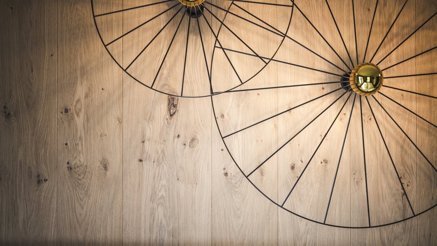 Bike-Kompetenz Moderne Wanddekoration mit zwei großen Drahtkreisen und goldenem Mittelpunkt