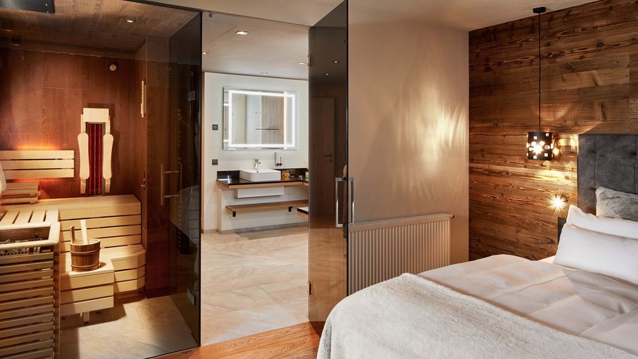 Excelsior: Ihr Hotel mit Whirlpool im Zimmer in Südtirol Modernes Schlafzimmer mit Sauna und angrenzendem Badebereich