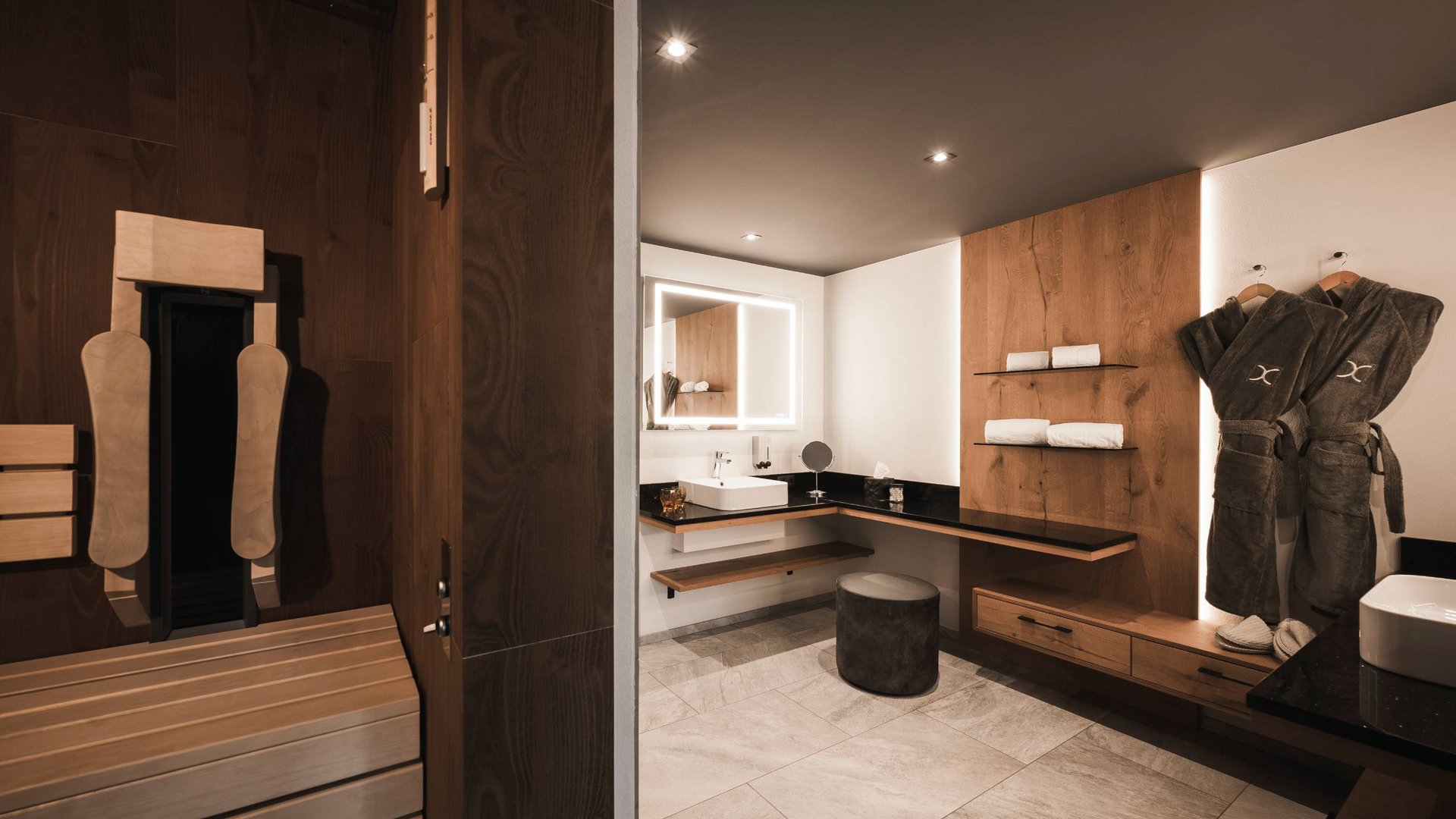 Excelsior: Ihr Hotel mit Whirlpool im Zimmer in Südtirol Moderner Wellness-Bereich mit Sauna, Spiegel und Bademänteln