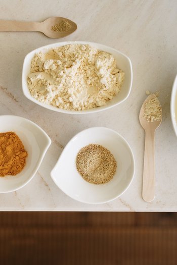 Il vostro hotel con spa tra le Dolomiti dell’Alto Adige Varie spezie e farina in ciotole bianche su un tavolo in marmo