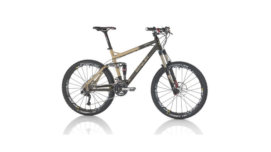 Bike-Verleih Mountainbike mit Vollfederung und dicken Reifen auf weißem Hintergrund