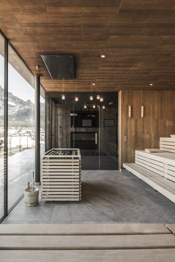 Il vostro hotel con spa tra le Dolomiti dell’Alto Adige Sauna moderna con vista panoramica sulle montagne innevate