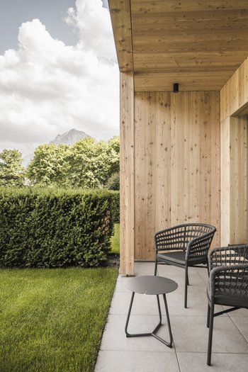 Le nostre novità 2024 Terrazza con due sedie e vista su montagne e giardino verde