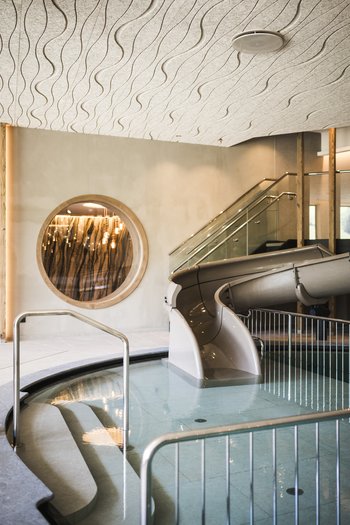 Le nostre novità 2024 Scivolo d'acqua moderno in piscina interna con soffitto a onde